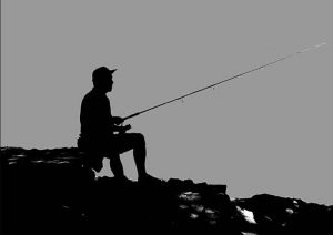 Pescador practicando spinning en rocas