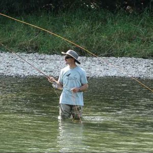 Pescador de río de agua dulce pescando a mosca